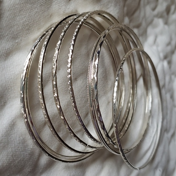 NWOT Set of 8 silvertone bangle bracelets - Picture 2 of 2